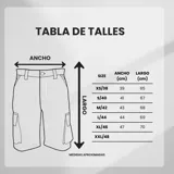 Bermuda de jean negro con efecto lavado, corte holgado y bolsillos cargo laterales.