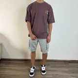 Bermuda cargo color beige de jean, corte regular y múltiples bolsillos.