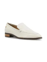 Mocasín plateado con estampado de cocodrilo, de cuero, con terminación en punta y remache metálico con logo de marca.