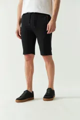 Short de felpa azul marino para hombre, con bolsillos con cierre, logo estampado y cintura ajustable.