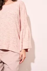 Sweater rosa con mangas acampanadas y cuello redondo. Tejido suave y confortable de algodón, acrílico y lino.