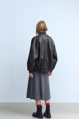 Falda midi gris de tiro alto con cintura elástica y corte evasé.