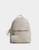 Mochila color beige con textura de piel de cocodrilo, bolsillo frontal con cierre, bolsillo pequeño con botón a presión colgando de una cadena, doble cierre superior, manija superior y correas regulables.