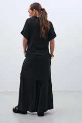 Camisola negra de tencel con cuello camisero, manga corta y cierre frontal con botones.
