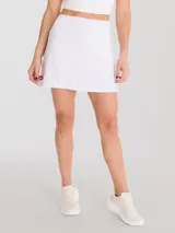 Falda deportiva negra con calza interior, de secado rápido. Diseño acampanado con plisado en la parte trasera, pretina ancha con bolsillo con cierre y bolsillo interior en la calza.