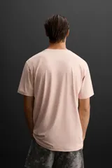 Camiseta deportiva marrón de tejido técnico ligero y elástico con estructura. Cuello redondo, manga corta, costuras planas y logo estampado.