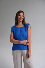 Musculosa azul francia de lino con volados en los hombros y botones de nácar en la espalda.