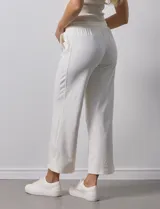 Pantalón jogger negro de corte ancho, con pretina elastizada y lazo de ajuste.