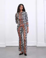 Calza de algodón con diseño de estampado en blanco y negro con detalles en naranja, con frunce en el tiro.