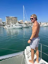 Short de baño blanco con estampado floral en tonos celeste y rosa.