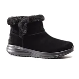 Bota corta impermeable Skechers On The Go Stellar Cozy Step, color negro, con capellada de gamuza, forro de piel sintética y ribete de piel sintética en el tobillo. Cuenta con plantilla Air-Cooled Goga Mat y entresuela Ultra Go.