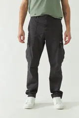 Pantalón cargo color beige para hombre, de corte recto, con bolsillos laterales y traseros. Se ajusta a la cintura con cinturón de cuero marrón.