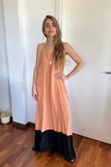 Vestido largo color salmón con breteles finos y corte imperio, con ruedo negro.