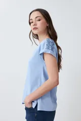 Remera verde de corte clásico con cuello en V y mangas cortas con dobladillo.