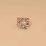 Anillo ancho de plata 925 satinada con diseño de líneas onduladas y circonias engarzadas. El ancho superior es de 15mm y el inferior de 7mm. Los diámetros de las circonias son de 5 y 3mm.