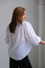 Blusa blanca de mangas 3/4 con detalles bordados.