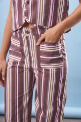 Pantalón de vestir a rayas verticales color marrón, rosa y amarillo, de corte recto y tiro alto.