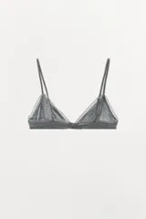 Bralette triangular gris de algodón con ribete de encaje blanco y detalle de moño rosa en el centro. Tiene tirantes finos ajustables y cierre trasero con ganchos metálicos.