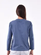 Remera blanca de manga larga con cuello redondo y estampado frontal con la frase "All my love darling" en color celeste.