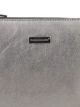 Cartera de mano tipo sobre, color plateado, con cierre superior y correa de muñeca extraíble.