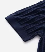 Remera de manga corta y cuello redondo, color azul marino, con tejido texturizado de punto acanalado vertical.