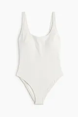 Traje de baño entero blanco con textura acanalada, breteles anchos y escote cuadrado.