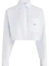 Camisa cropped de popelina de algodón suave a rayas verticales celestes y blancas, de corte relaxed, con cuello en punta, puños segados, bajo redondeado y bolsillo en el pecho con insignia con el logo de Calvin Klein.