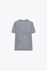 Camiseta gris de algodón con cuello redondo y mangas cortas. Presenta apliques de strass plateados alrededor del cuello en forma de V.