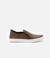 Championes slip on marrones de cuero, con talón flexible y suela blanca.