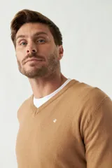 Sweater color tostado de manga larga con escote en V y logo bordado en el pecho. Corte regular.