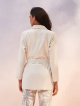 Blazer color crudo con lazo para atar en la cintura.