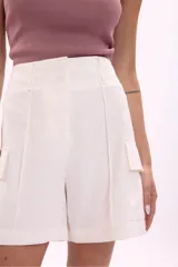 Short blanco de tiro alto con bolsillos laterales tipo cargo.