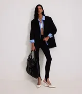 Pantalón legging negro de rib con cintura elástica y piecito.