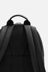 Mochila negra con textura y acabado engomado. Tiene un compartimento principal con cierre de cremallera, un bolsillo interior con cierre, un bolsillo frontal con cierre, un asa de mano, dos asas de hombro ajustables, parte posterior acolchada y banda de sujeción para equipaje.