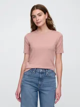 Remera de punto rib color rosa viejo, con cuello redondo y mangas cortas.
