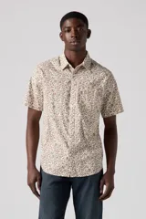 Camisa de manga corta con estampado floral, corte clásico, cuello americano y bolsillo en el pecho.