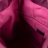 Mochila de poliéster color púrpura con solapa y sujetador. Tiene un bolsillo interno con cierre, dos bolsillos internos abiertos y dos bolsillos externos con cierre. La correa es regulable y los herrajes son plateados. El interior es de tela de algodón y poliéster.