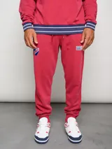 Pantalón de jogging azul con efecto lavado, puños ajustados y escudo del Club Nacional de Football bordado en la pierna izquierda.