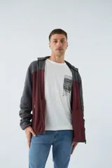 Campera polar para hombre con cuello alto, bolsillos con cierre y logo estampado.