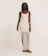 Vestido largo midi de encaje color crudo, con breteles finos ajustables y espalda escotada.