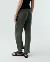 Pantalón crop de gabardina color celeste, con pierna recta, cintura elastizada, cierre metálico y broche niquel en la cartera. Tiene bolsillos a los costados y un bolsillo plaqué en la espalda. Largo hasta los tobillos y tiro medio.