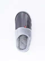Pantuflas cerradas color gris con interior de piel sintética y detalle de costuras blancas.