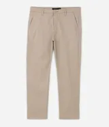 Pantalón de vestir color gris claro, de corte slim fit y largo cropped.