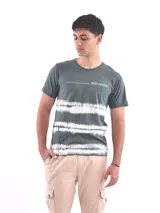 Remera gris con franjas horizontales blancas y texto "Trust Yourself" en el pecho.