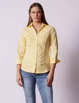 Camisa negra de algodón con cuello con solapa, abertura central con botones, delantera tableada y mangas 3/4. Laterales elastizados.