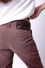 Pantalón jean de tiro medio color marrón, confeccionado en denim 100% algodón.