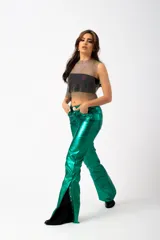 Pantalón largo de cuero sintético verde metalizado, de corte acampanado con aberturas laterales con botones a presión.