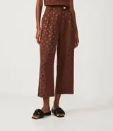 Pantalón recto marrón con estampado de mini hojas, cintura alta con trabillas y botón.