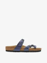 Sandalias Birkenstock modelo Mayari, color azul metalizado, con dos tiras finas ajustables y plantilla anatómica de corcho.
