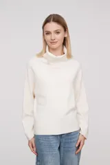 Sweater color crudo de poliéster con cuello alto.